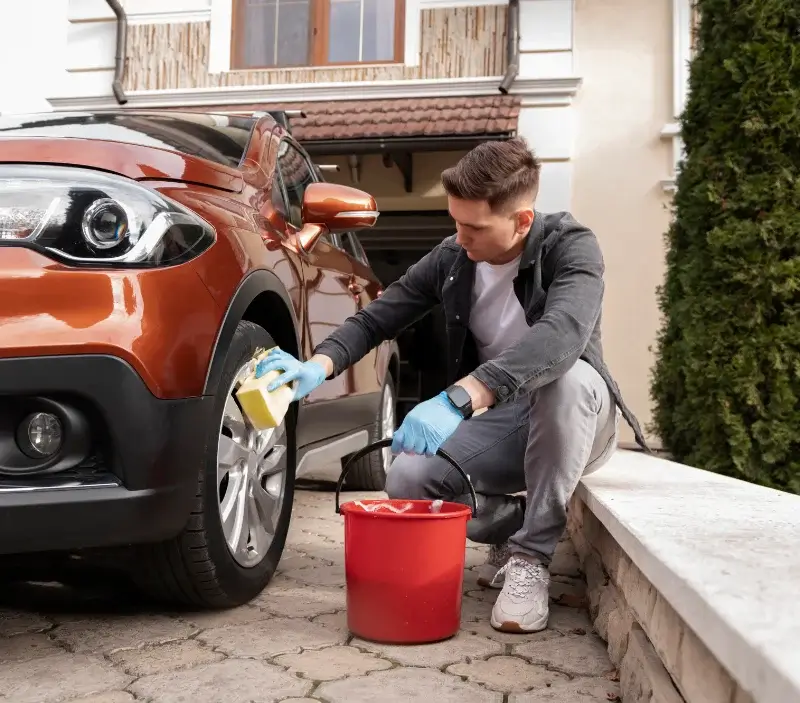 Lavage auto à domicile Videix : professionnel intervenant sur un véhicule